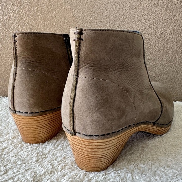 Dansko Maria Nubuc Booties boots suede tan EUC - Picture 3 of 11
